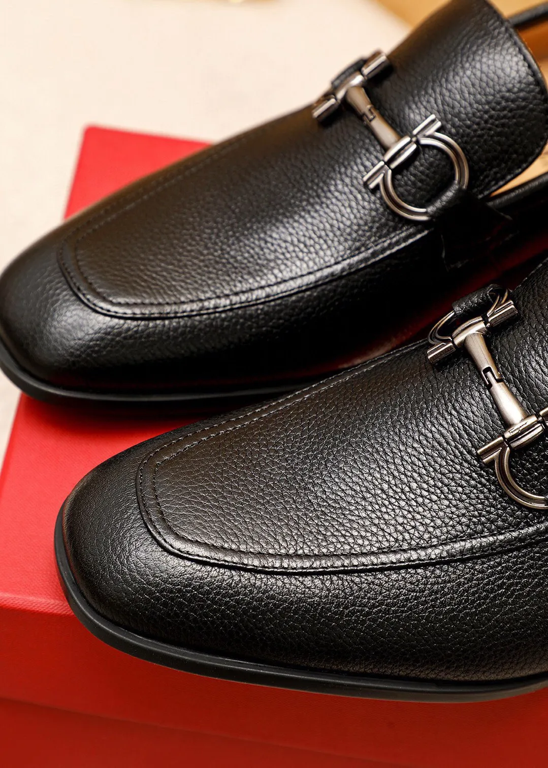 Men's shoes 💰480 💐 Product trademark: Ferragamo "Ferragamo" casual leather shoes Regular size: 38-44 (45🉑️customized) Product materials: Selected imported first-layer pebbled cowhide leather upper + luxury hardware buckle, imported water-dyed cow leather lining. Strong three-dimensional visual effect, original rubber outsole Color: 3⃣️seed leather materials available